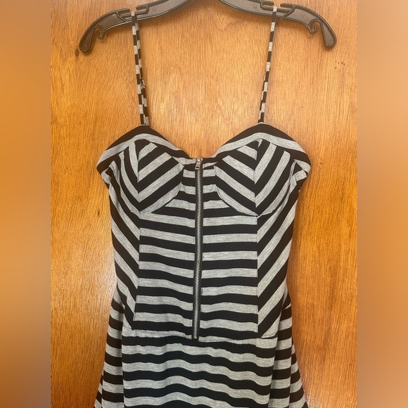 Licorice Summer Dress Sz M Spagetti Strap Striped Print Boho Style Zip Front - Picture 2 of 11